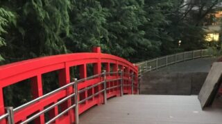 赤い手すりの橋