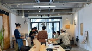 テーブルに集う大工と参加者たち