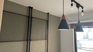 ディスプレイ用のパネルと照明を取り付けた居室