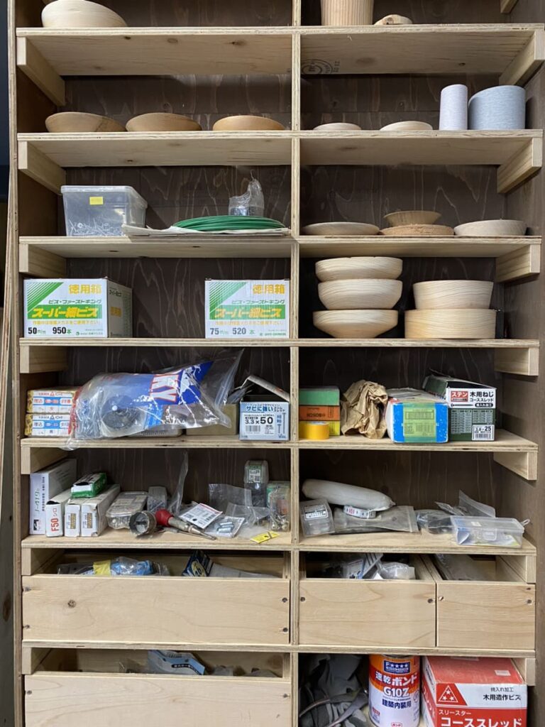 釘ややすりなど道具類の棚