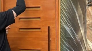 ドアの塗装中