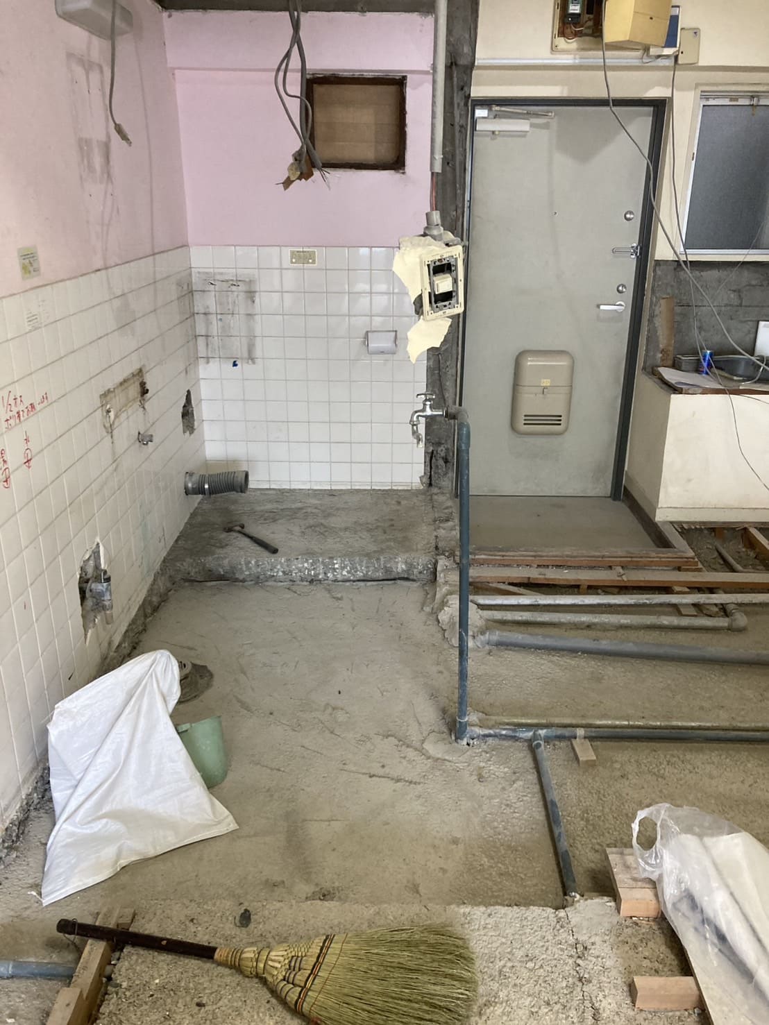 トイレやお風呂などを撤去して床をはがした状態