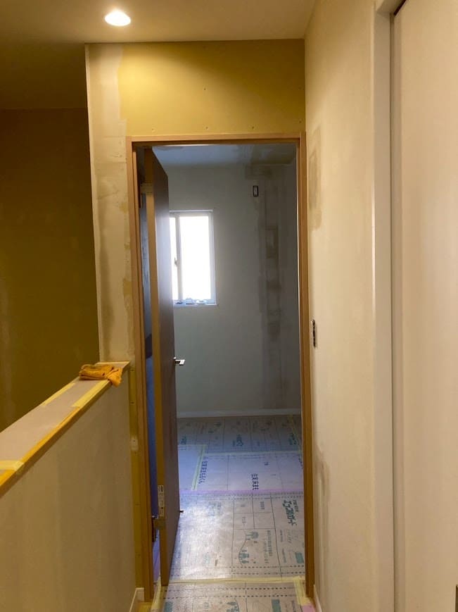 居室のドアと壁を作った状態