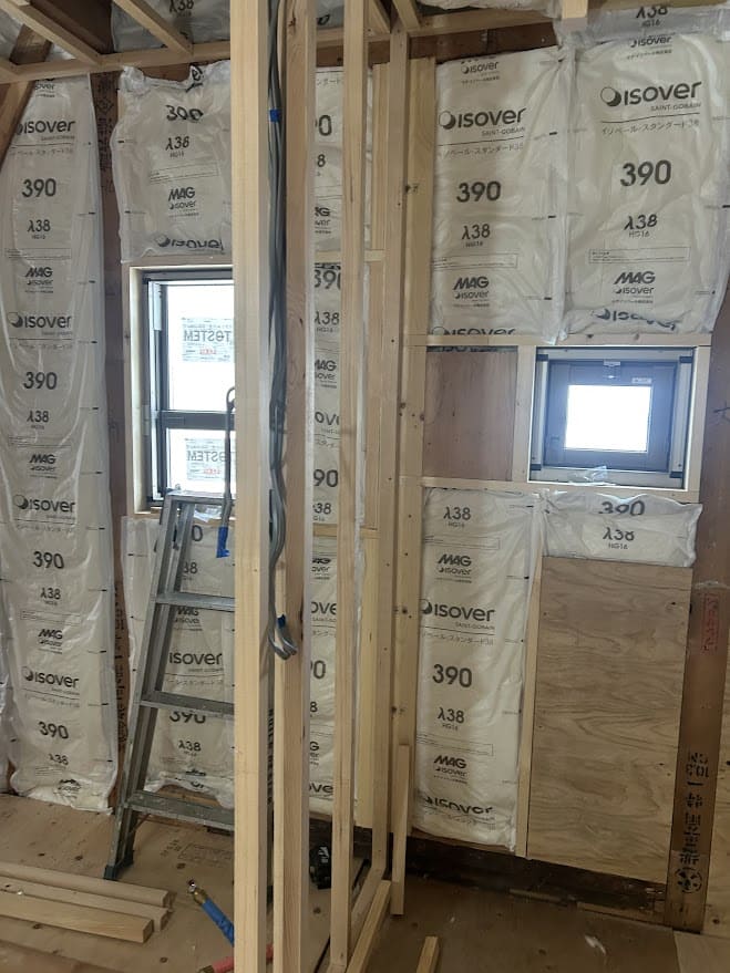 小さな窓と断熱材を入れた壁