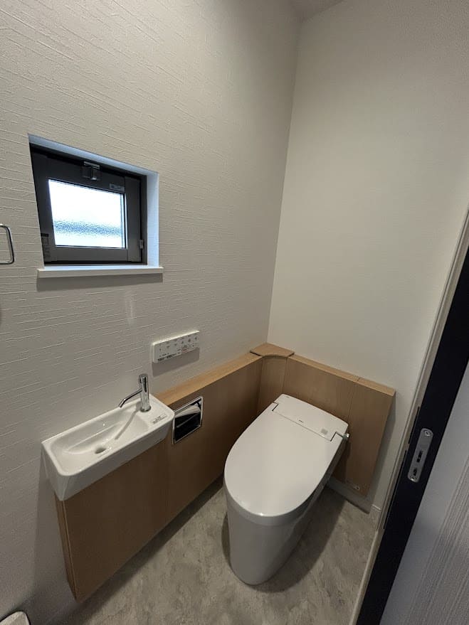 新設したお手洗いと手洗い器