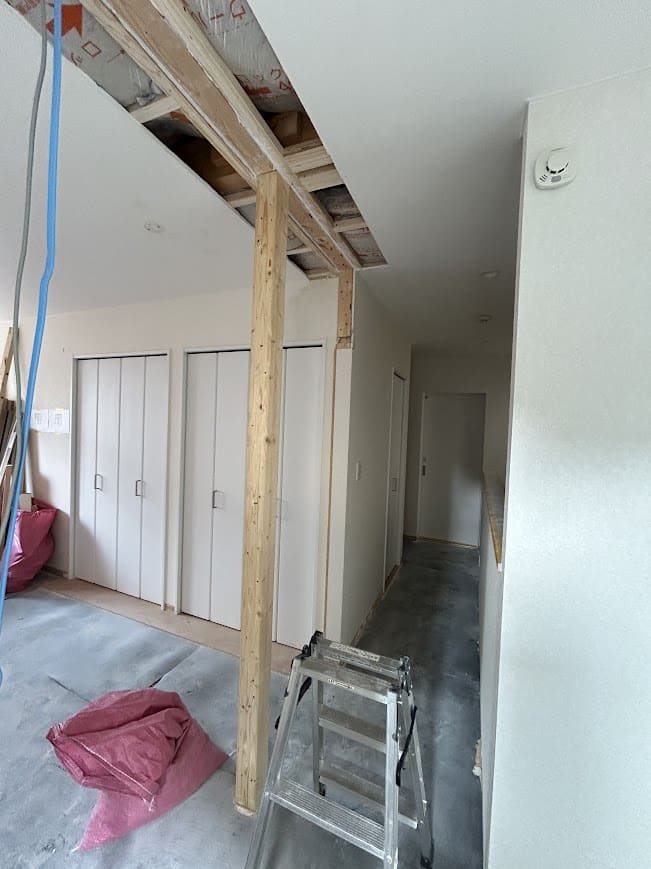 部屋と廊下の間の壁を撤去した状態