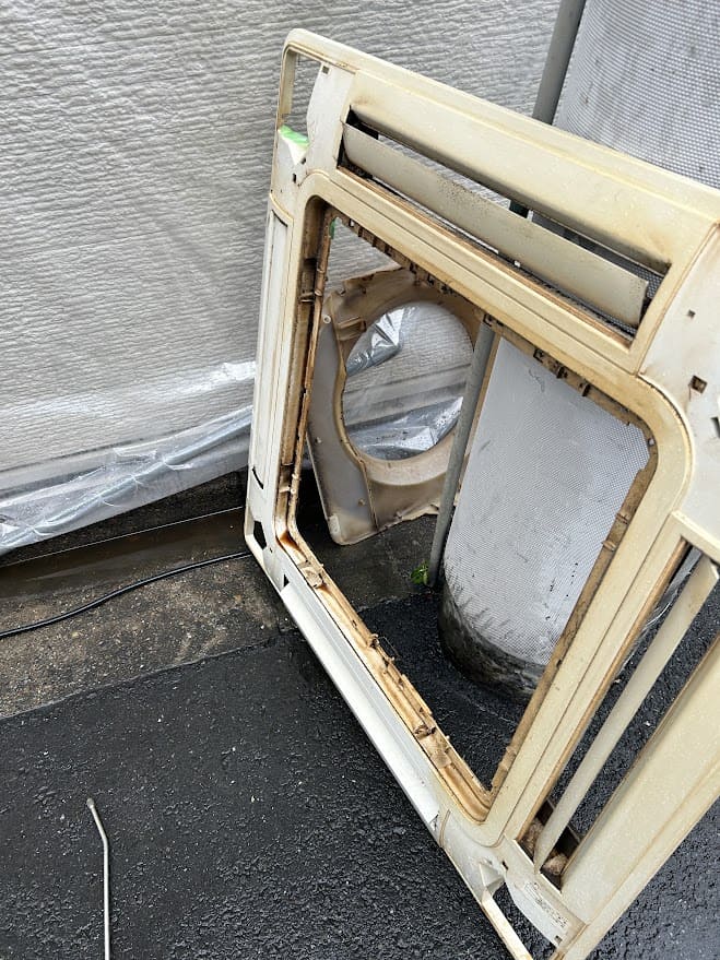 クリーニング中のエアコンの蓋