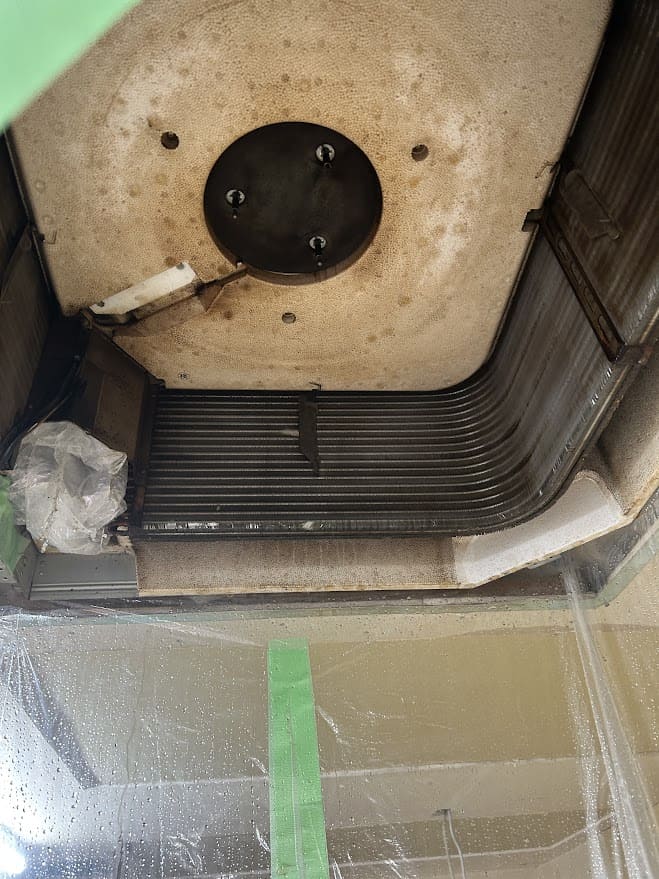 汚れたエアコン内部