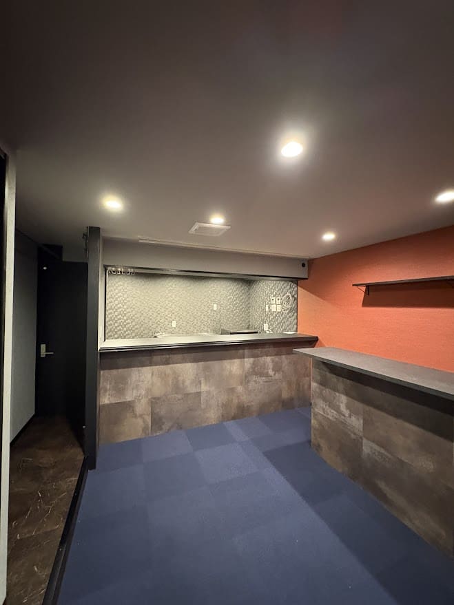 施工後カウンターと店内