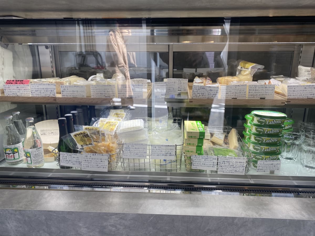 チーズが並ぶショーケース