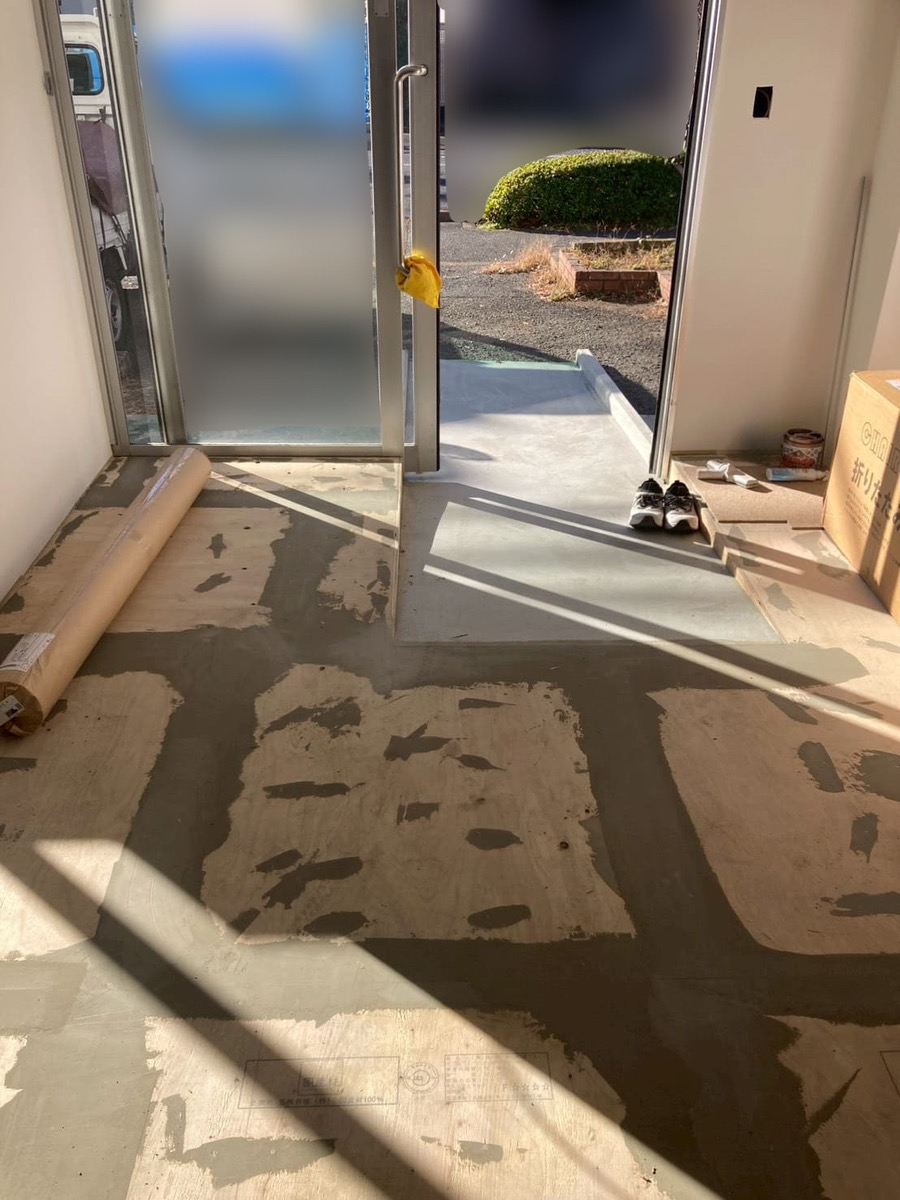 陽が差し込む入口