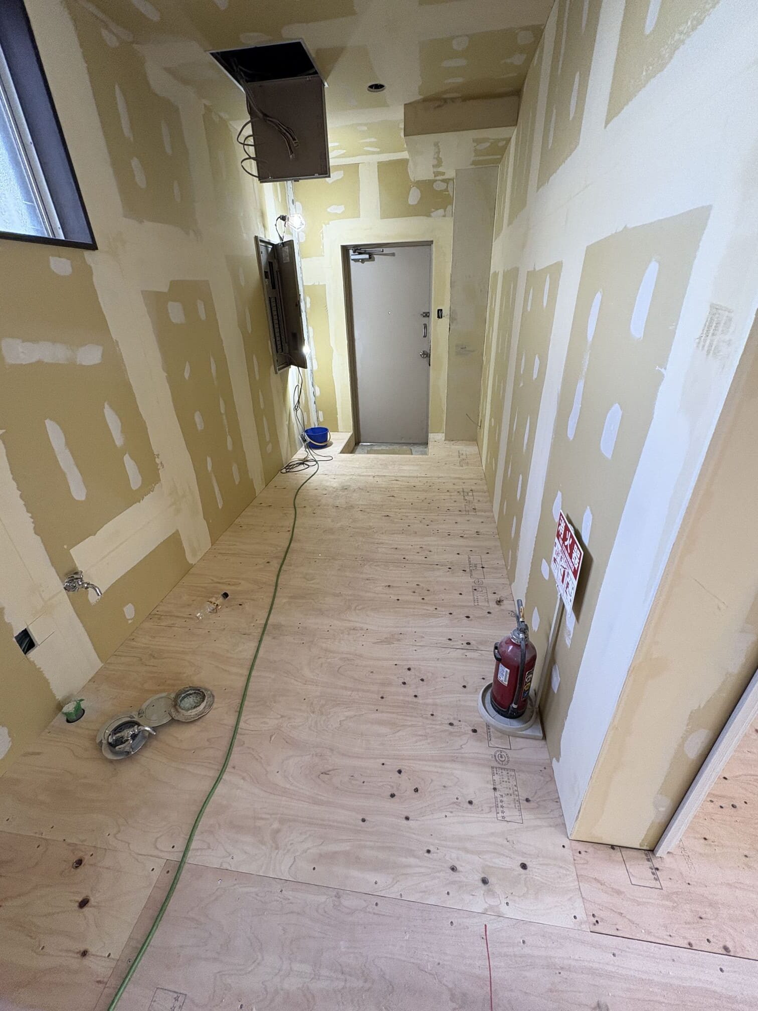 裏の入り口施工途中