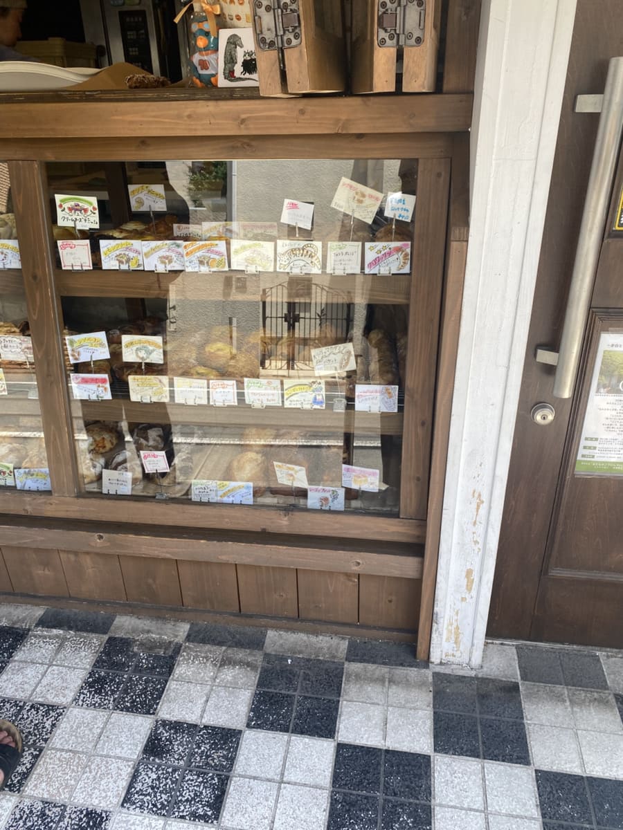パンが並ぶショーケース