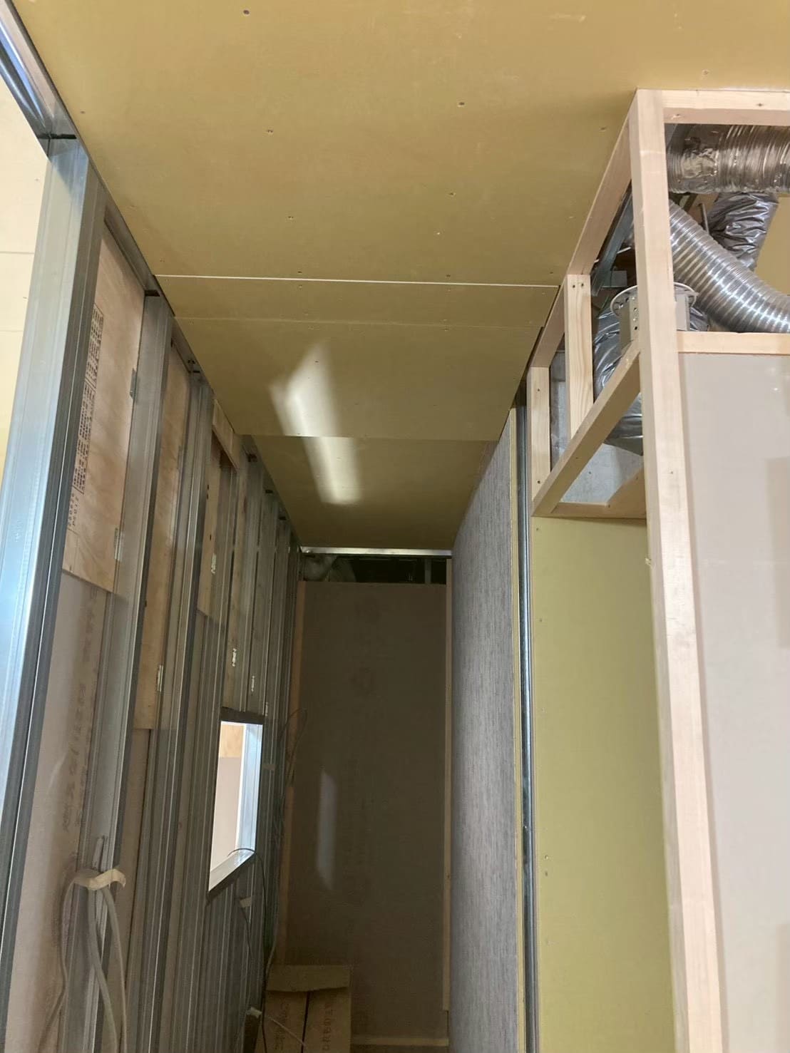廊下の施工途中