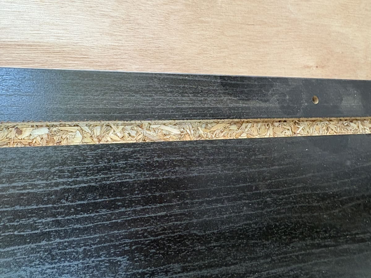 IKEAの棚に間接照明をつける溝を加工中