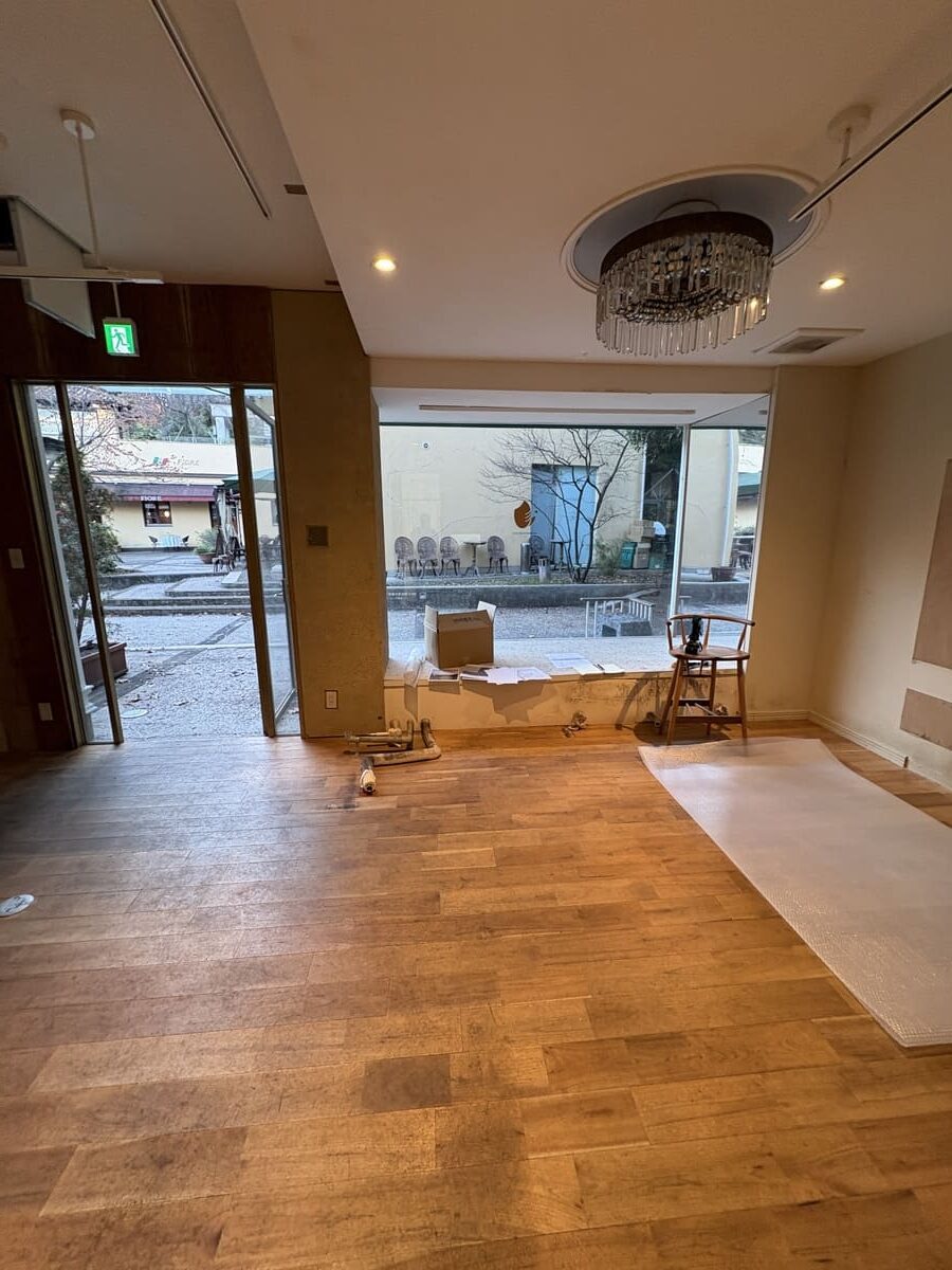 大きな窓がある店内