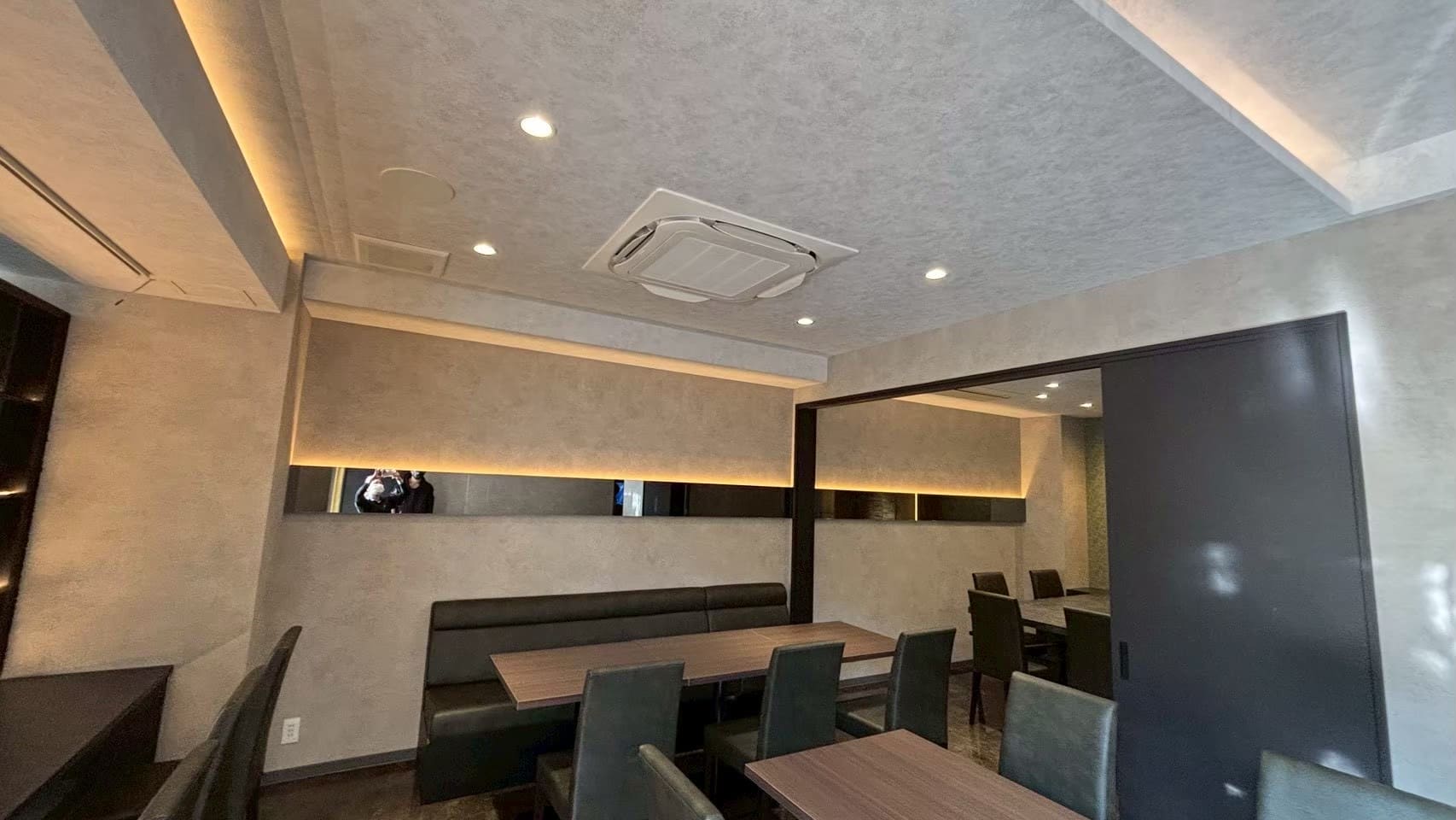 間接照明をつけた店内